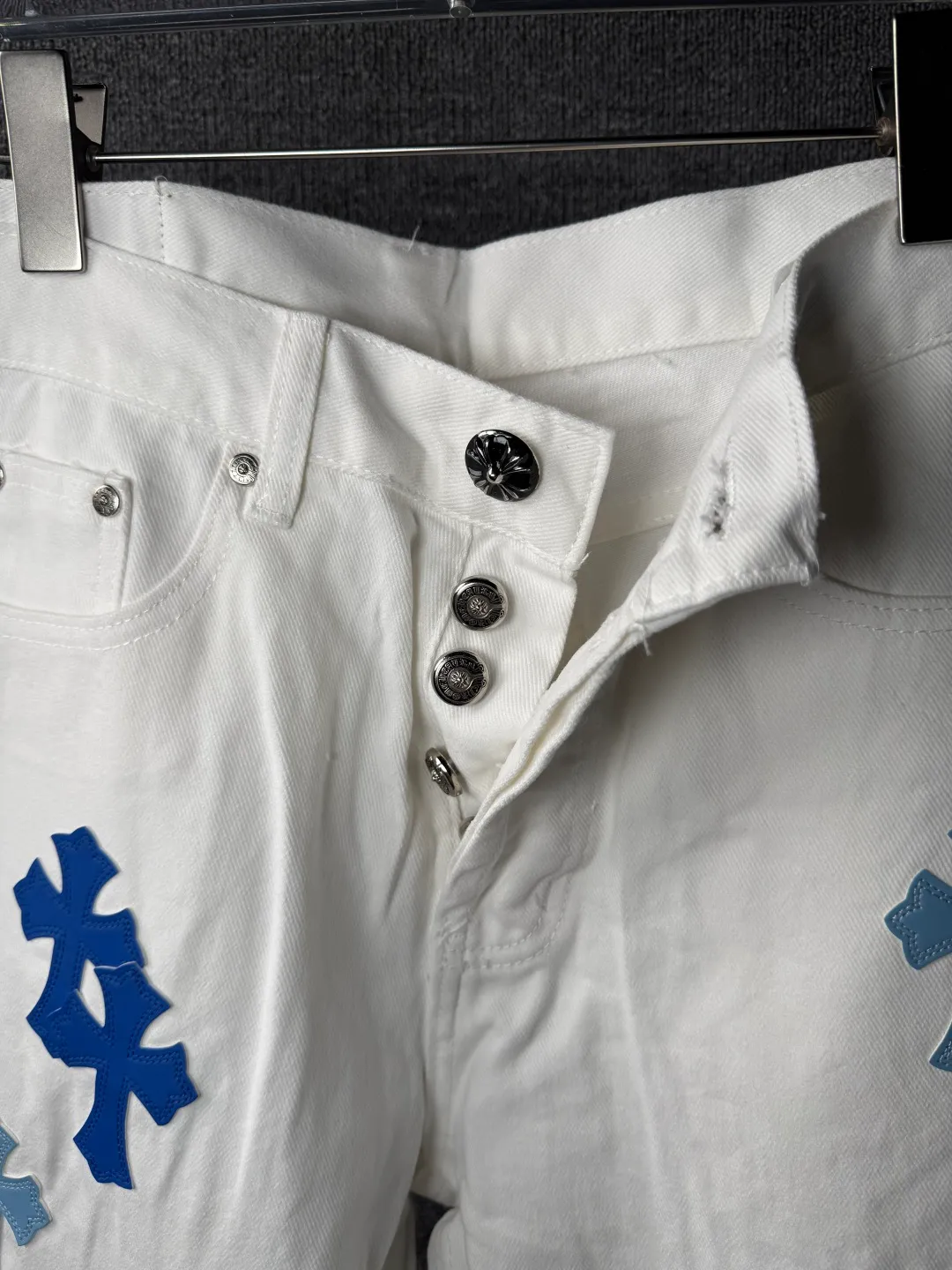 P230 💰 (Top version) Chrome Hearts/Chrome Hearts Classic white and blue series colored leather cross washed color fabric unisex denim trousers Vibe style straight stacked god-level version Carbon fine bias denim color cloth Old vintage full set of hardware - Chrome Hearts white cow series The high version uses high-ounce customized fabrics, fermentation washing and soft color fixation, soft and thick to wear, the details are all made by hand-polished craftsmanship, all-over printed jacquard fabric Unique design style. Through multiple processes to create a full retro feel. Unique niche non-contrast shirt. Customized distressed spray-painted buttons. Craftsmanship in every detail. Color: white and blue. Size: 28-30-32-34 (corresponding to S-M-L-XL)